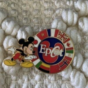 Vintage Walt Disney World EPCOT Mickey Mouse World Flags Pin RARE 2006